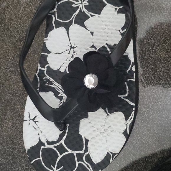 women's Justice size 9 flip flops - Picture 3 of 4